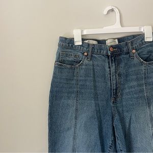 Loose straight leg jeans. High waisted.